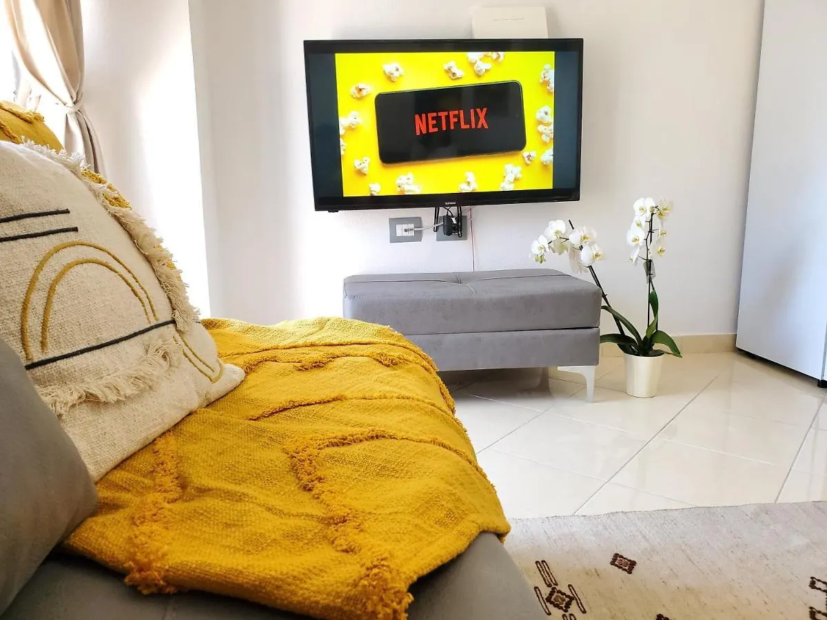 The Yellow Apartment In דורס אלבניה